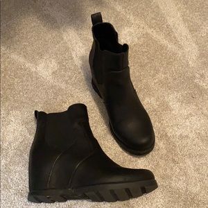 Universal thread black leather boots